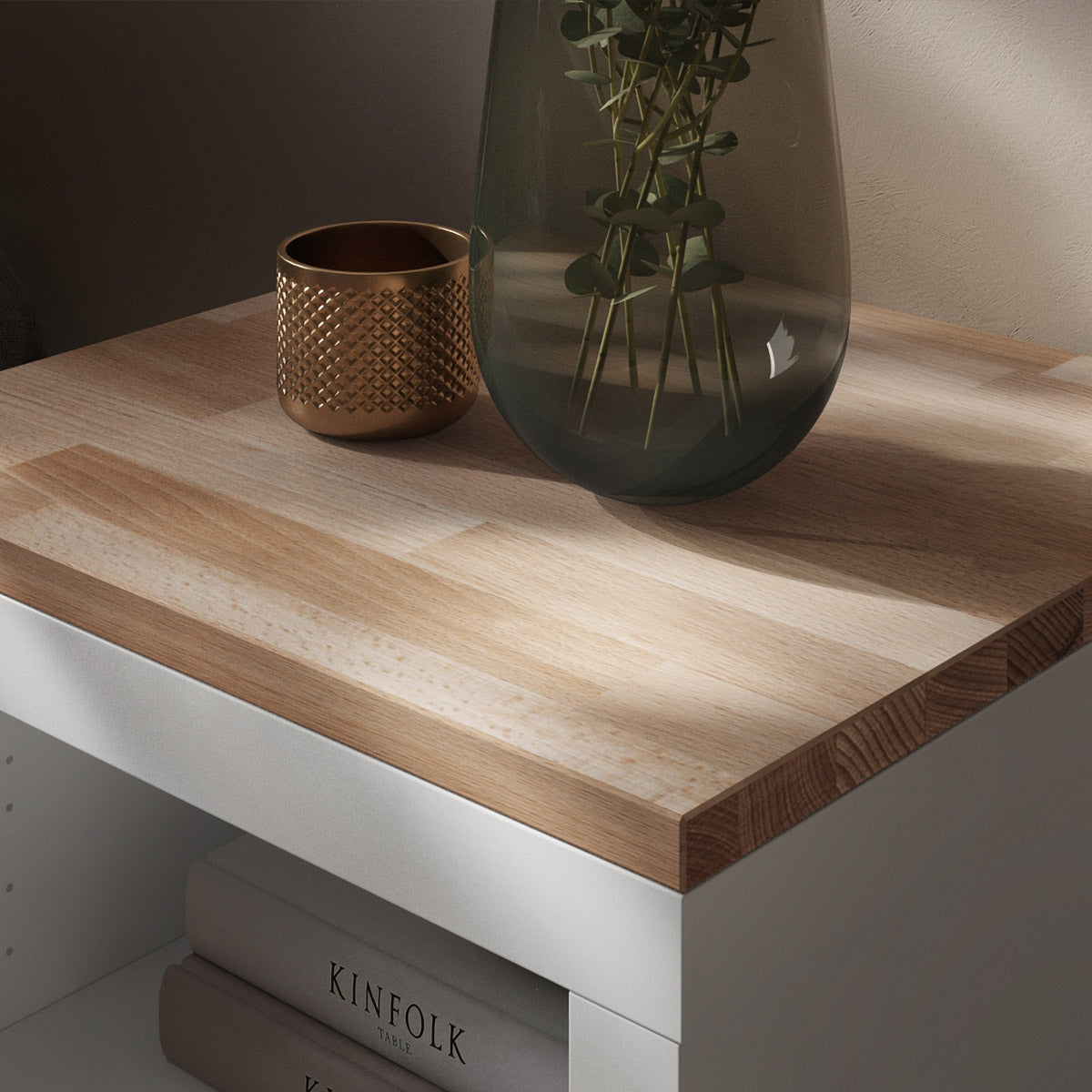 Detailansicht einer Massivholzplatte, die auf einem weißen IKEA Kallax liegt.