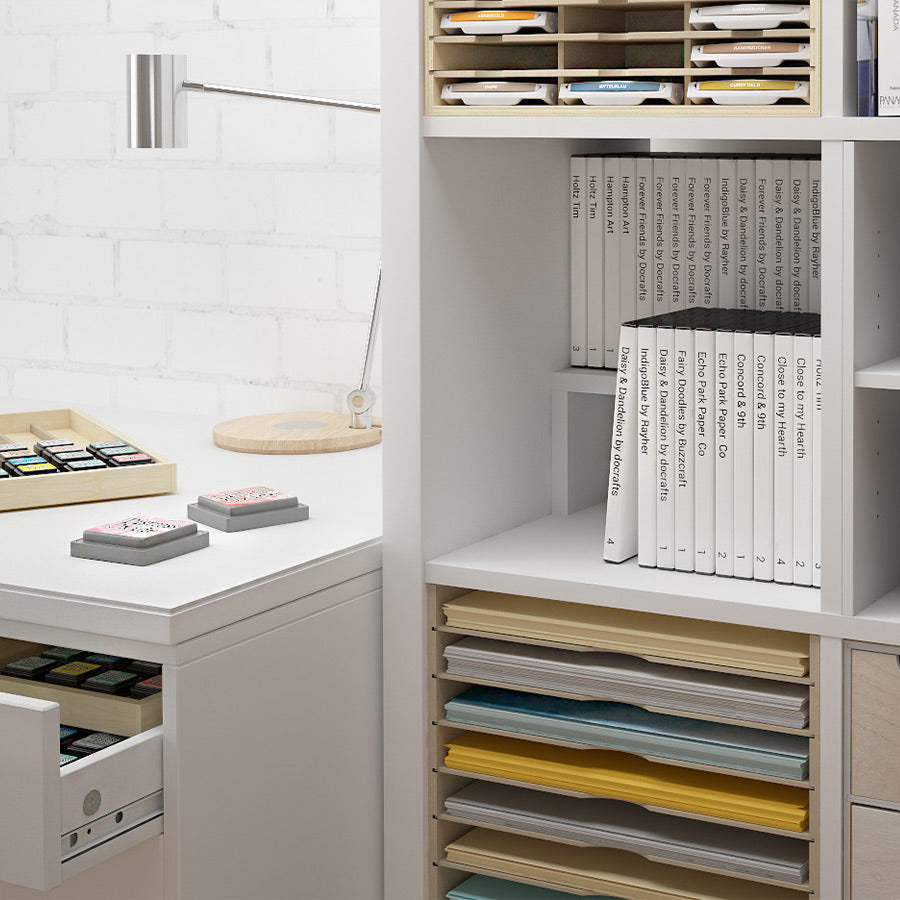 Mithilfe des Einsatzes, passen 2 Reihen mit DVDs versetzt hintereinander in ein einziges Kallax Fach. So kann man alle Titel sehen.