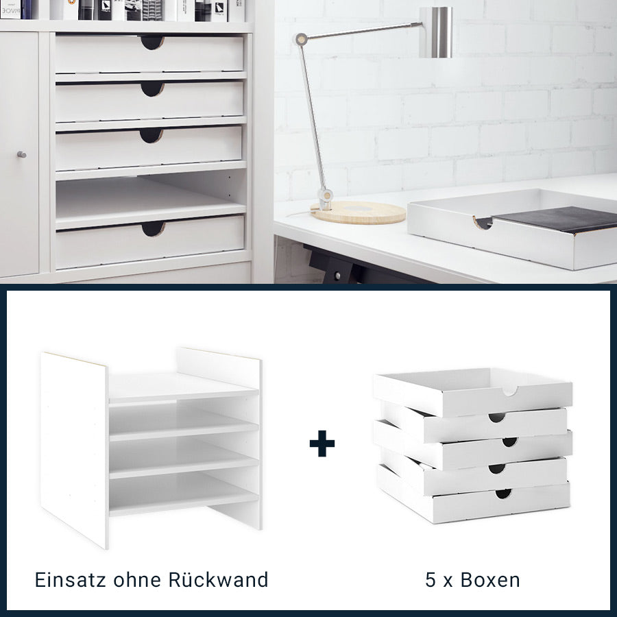 Auf dem Bild ist zu sehen, wie sich der Fachtrenner zusammensetzt. Er besteht aus einem Einsatz für ein Kallax Fach und wurde extra ohne Rückwand entwickelt. In die Fächer passen 5 Boxen aus weißem Pappkarton.