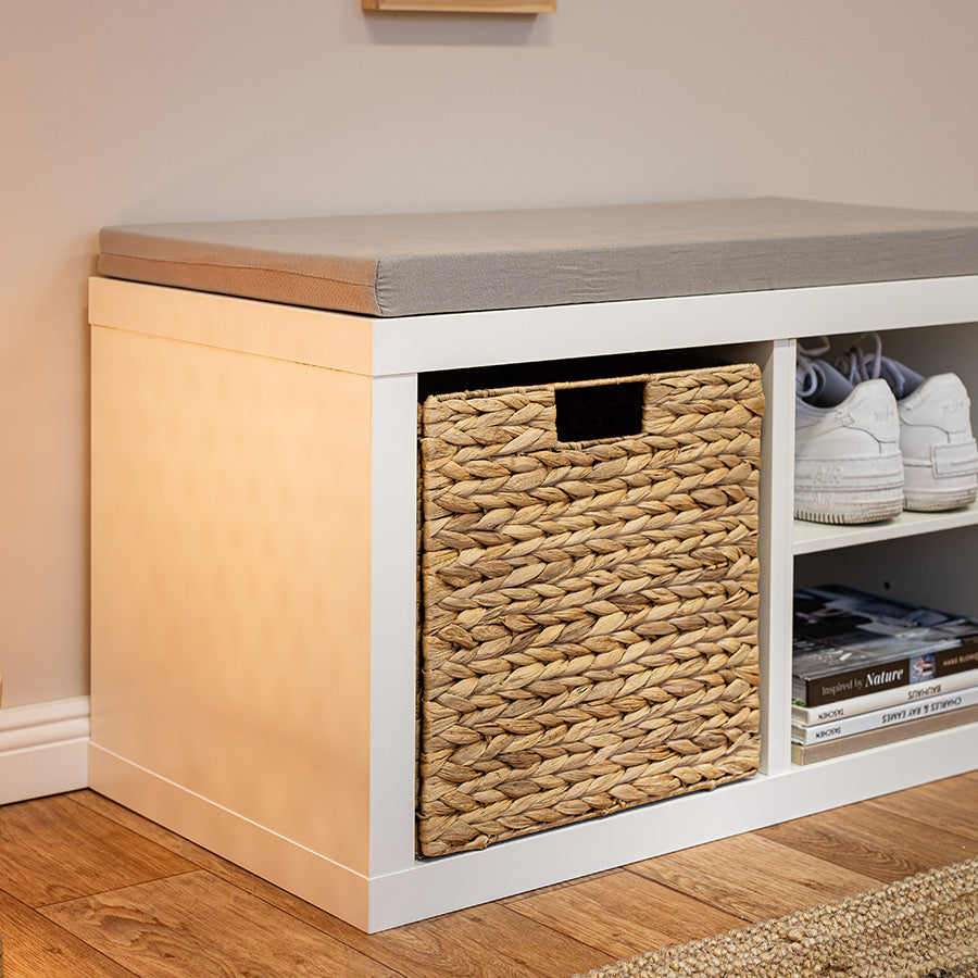 Kleine Schuhbank mit Flechtkorb und SItzkissen