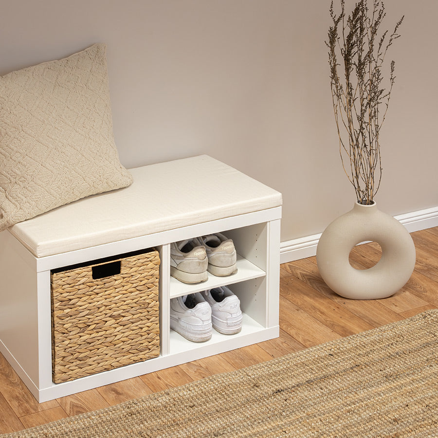 Weißer IKEA Schuhschrank mit Sitzpolster und Kissen