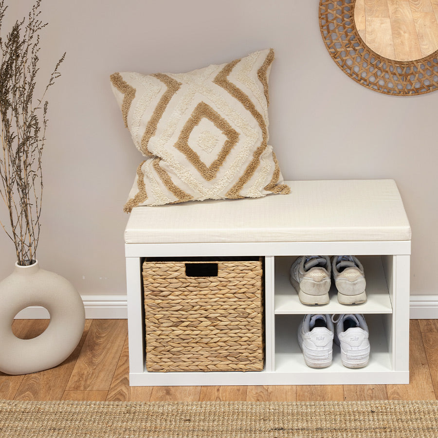 Natürlich und hell gestalteter Eingangsbereich mit Kallax 2er. Regal ist mit Sitzkissen ausgestattet.