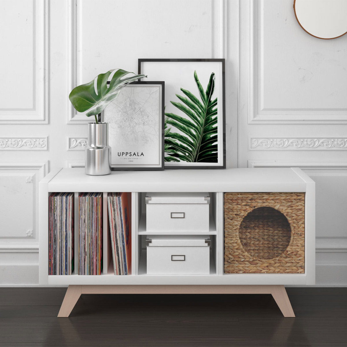 Sideboard mit verschiedenen Regaleinsätzen und dem massiven Untergestell aus Massivholz