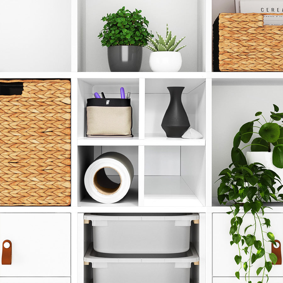 Vierfacher Regaltrenner mit schönen Dekoobjekten: Vase, Pflanzen, Stiftbox