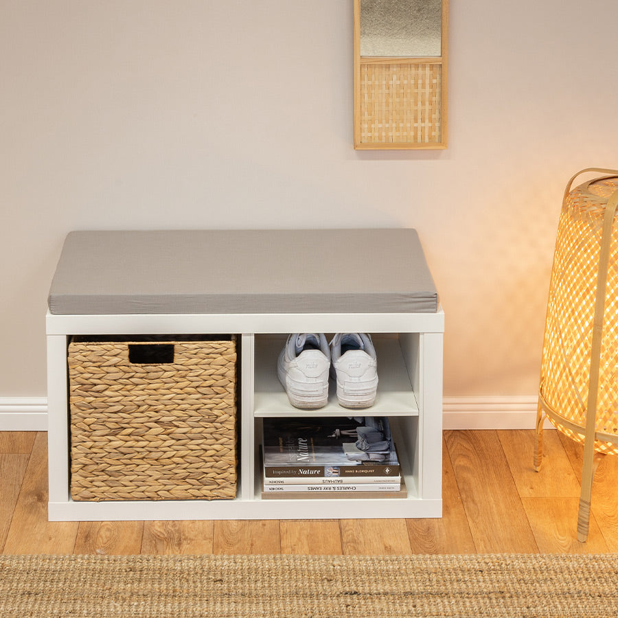 Der IKEA Schuhschrank besteht aus einem 2-er Kallax, einem Sitzkissen, einem Korb und Zwischenboden.