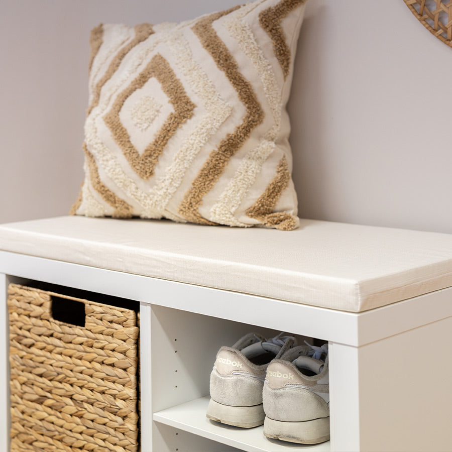 Nahaufnahme des Schuhschrankes mit SItzpolster in Beige