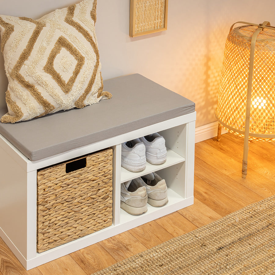 Kleines Sideboard aus IKEA Regal - mit Sitzkissen und Aufbewahrungskorb