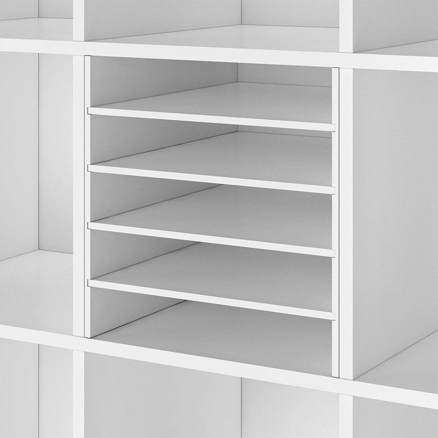 Ausschnitt eines Fachs im Kallax Regal mit passendem Regaleinsatz aus weiß beschichteter Spanplatte. Der Einsatz teilt das quadratische Fach in 5 bleichgroße kleinere Fächer.