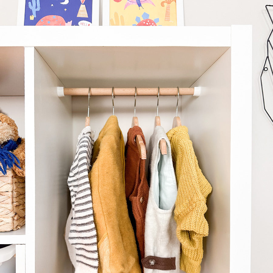 Kurze Garderobenstange, die im Kallax angebracht werden kann. Passt ideal für Kinderkleidung.