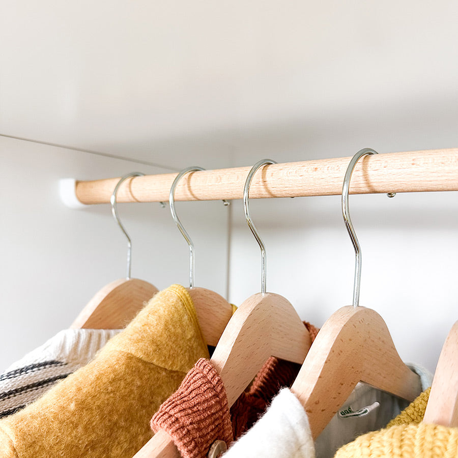 Nahaufnahme der Kleiderstange aus Buchenholz