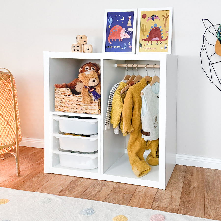 Schrägansicht eines umgebauter IKEA Regals - mit Plüschtieren, 3 Trofast Schubladen und einer integrierten Kleiderstange für Baby- und Kinderkleidung