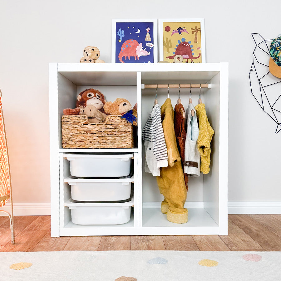 Frontansicht eines Kallax Regals - umfunktioniert zu einer praktischen Kleideraufhängung für Kleinkinder.