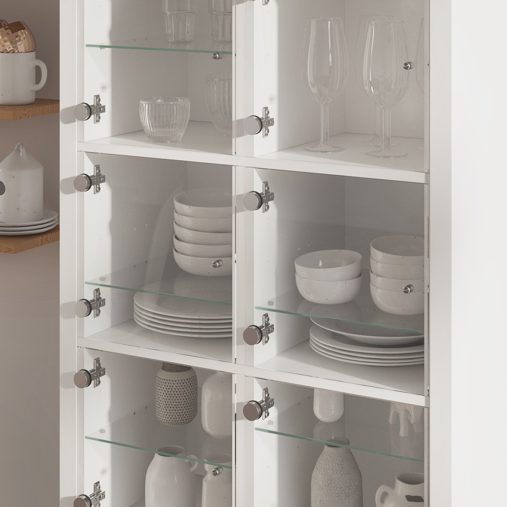 Schrägansicht des Vitrinenschrankes mit Zwischenböden aus Glas und Geschirr