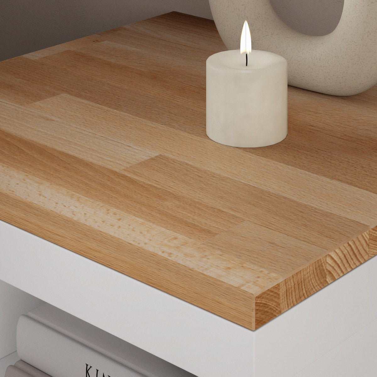 Detailansicht einer Kallax Holzplatte, die auf einem Kallax Regal von IKEA liegt.