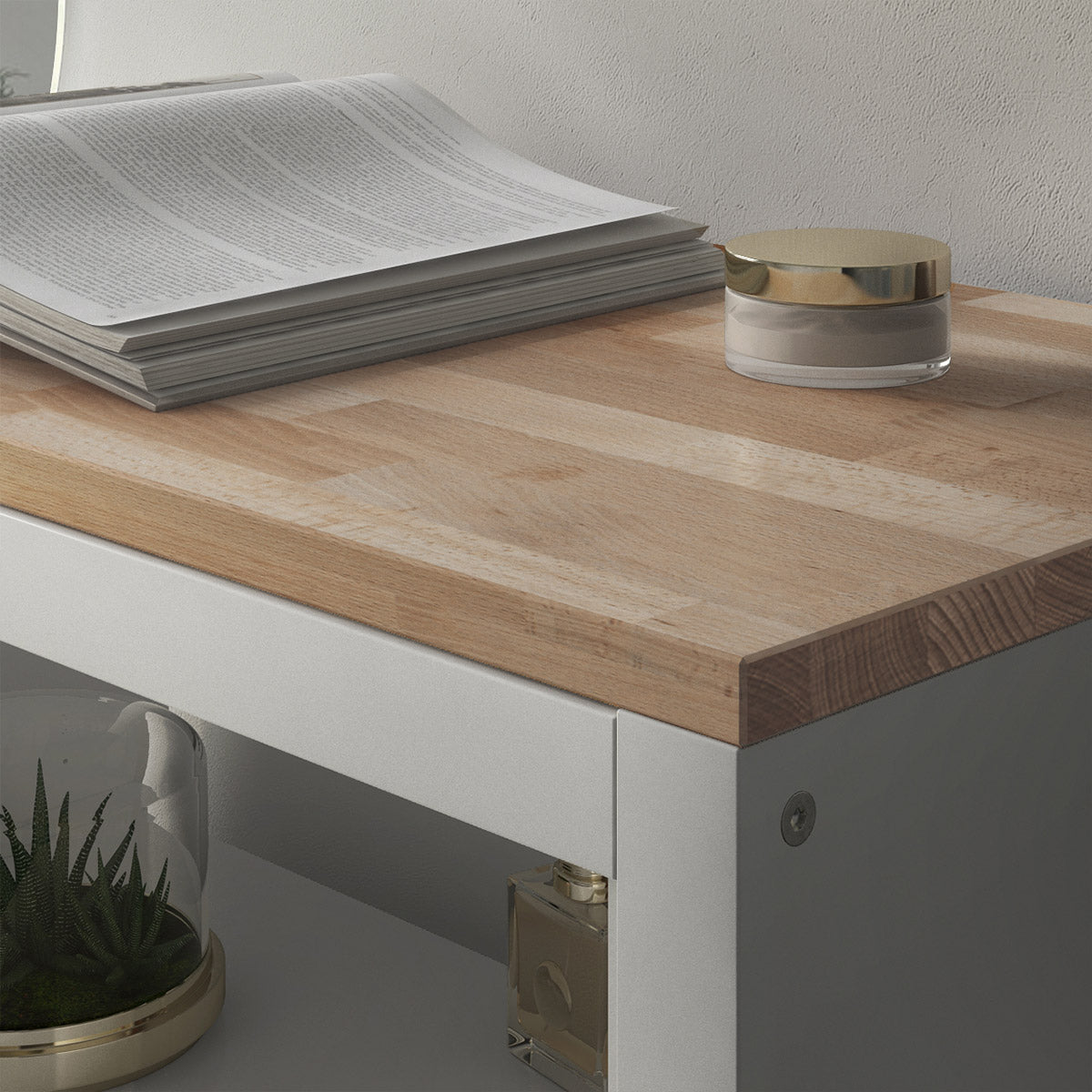 Weißes Kallax Regal mit passgenauer Holzplatte als Auflageplatte. Die Holzplatte besteht aus massiver Buche.