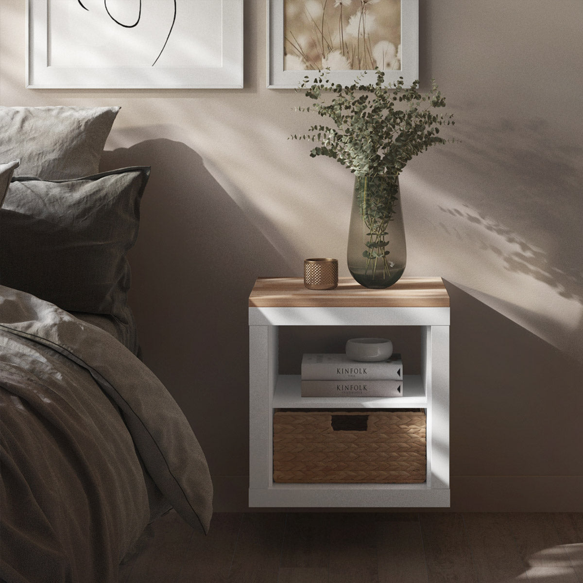 Ein weißer IKEA Kallax Würfel mit Vollholzplatte, der als Nachttisch genutzt wird.