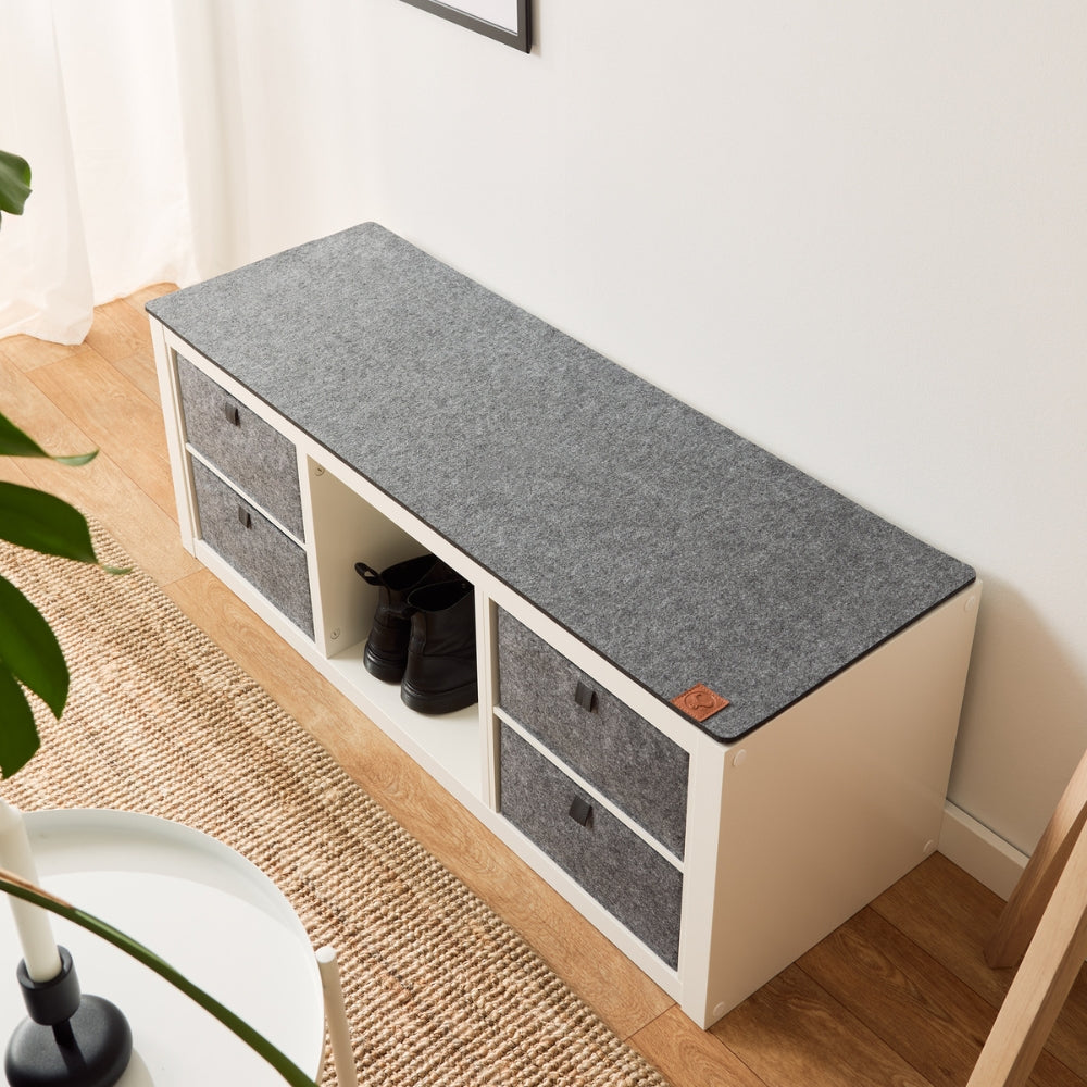 3er Kallax Regal mit halben Kallax Boxen und Sitzauflage aus grau meliertem Filz.