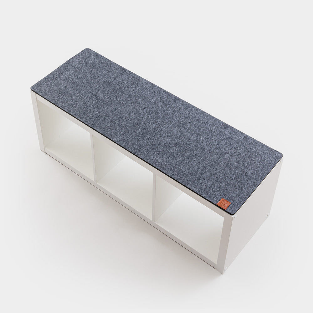 Kallax Filzauflage in grau meliert auf einem weißen, 3 Fach breiten Kallax Regal von IKEA.