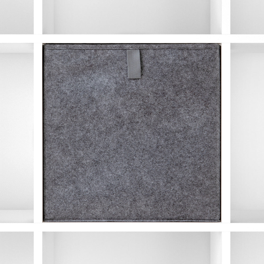Frontansicht einer Kallax Box aus Filz, die exakt in ein Kallax Fach passt. Der Stoff ist grau meliert.