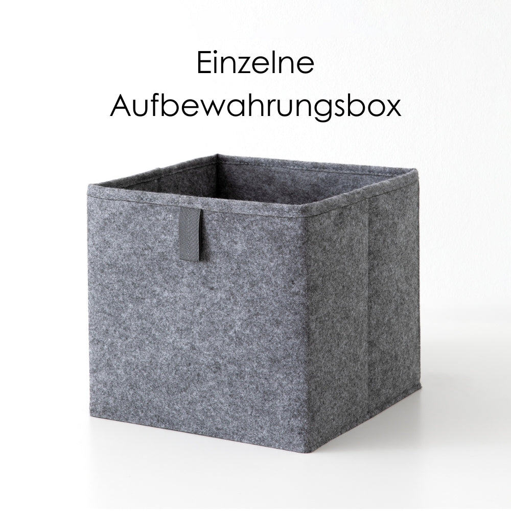 Eine einzelne Kallax Box für das Kallax Regal. Sie besteht aus grauem Filz und ist mit einer Grifflasche versehen.