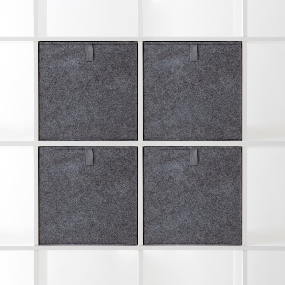 4 graue Filzboxen in einem Kallax Regal von IKEA. Jede hat eine Grifflasche, um sie aus dem Regal ziehen zu können.