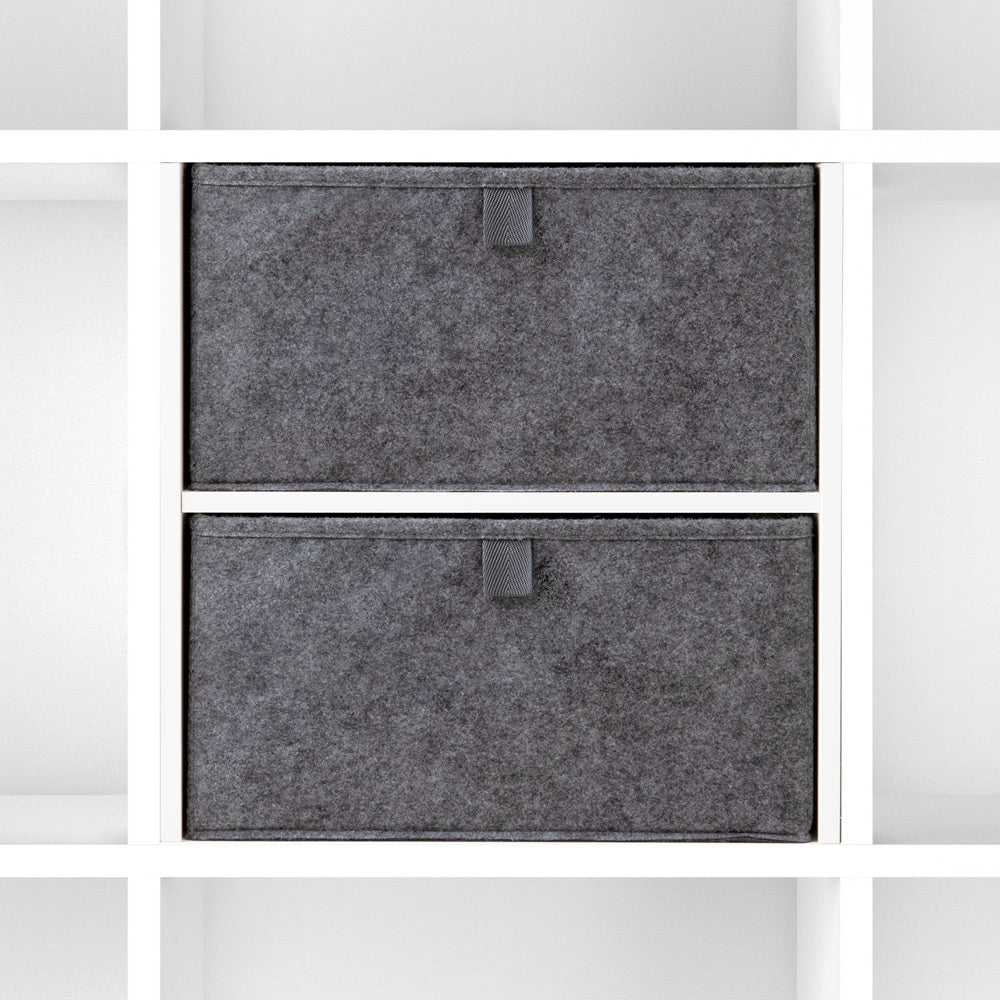 2 graue Kallax Boxen aus Filz mit einer Ziehlasche an der Front in einem Kallax Fachteiler Einsatz.