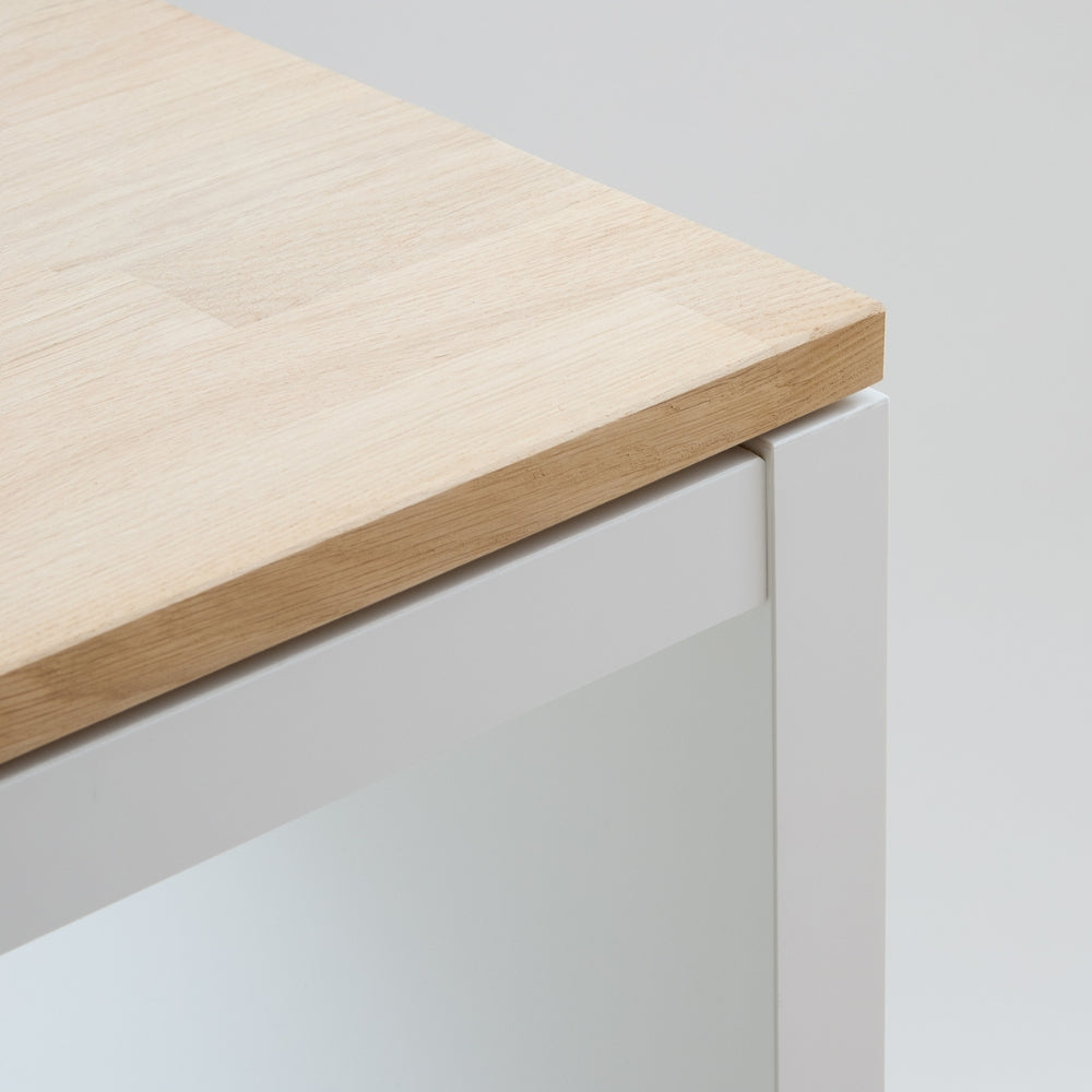 Nahaufnahme einer Massivholzplatte aus naturbelassenem Eichenholz für das IKEA Kallax Regal.
