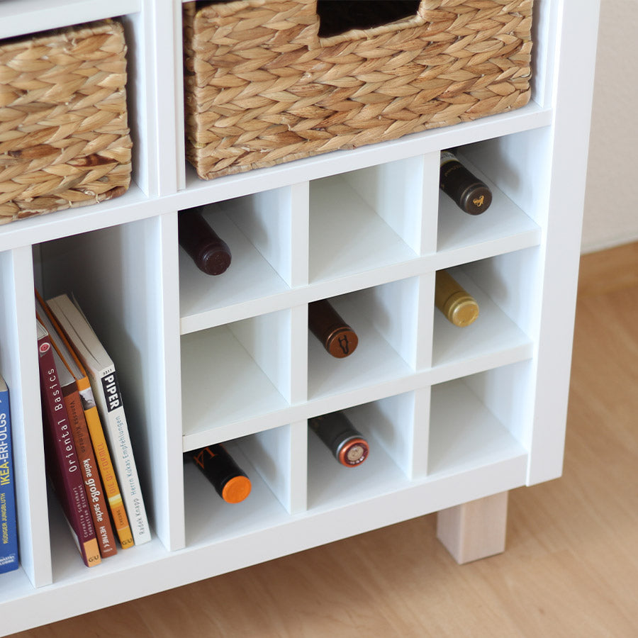 Flascheneinsatz mit 6 Wein- und Sektflaschen, der sich rechts unten in einem Kallax Sideboard befindet