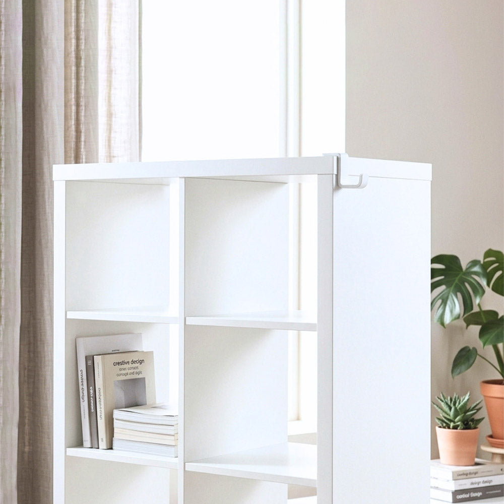 Weißes IKEA Kallax Regal mit passendem weißen Haken.
