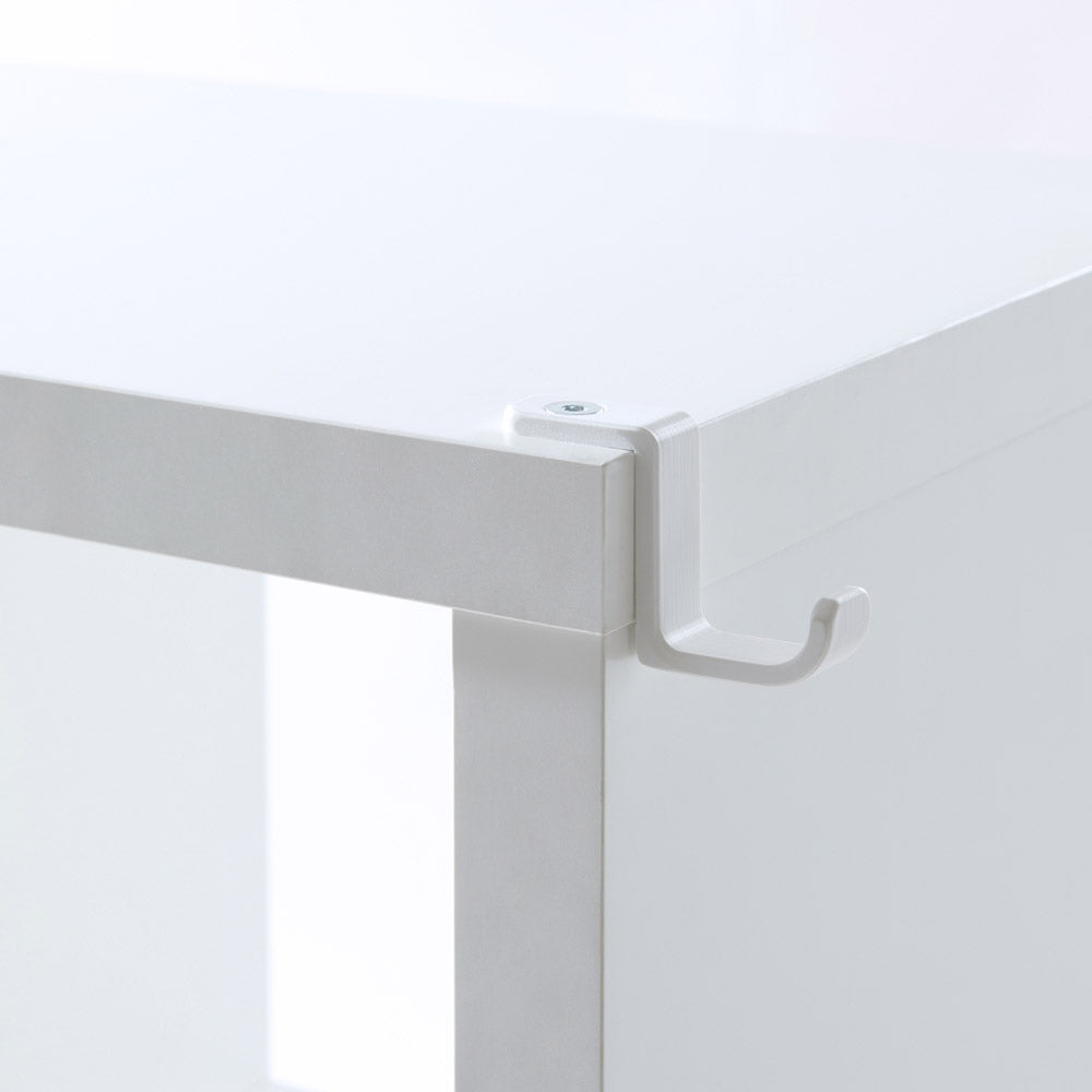 Weißer Kallax Haken an einem IKEA Kallax Regal.