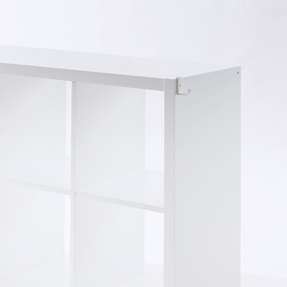 Weißes IKEA Kallax Regal mit Kallax Haken, der mittels der eigenen Regalschraube an der Seite montiert wurde.