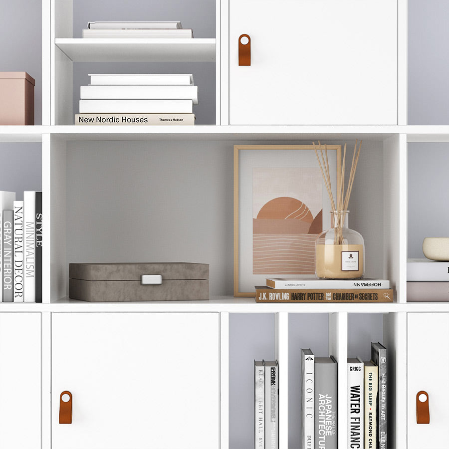 Eingerichtetes Kallax-Regal mit Ablagen, Türen, Ledergriffen und einem doppelten Regalfach.