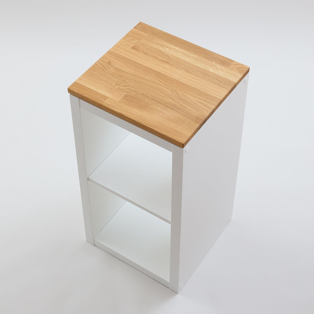 Geölte Eichenplatte auf einem weißen 1 Fach breiten Kallax Regal von IKEA.