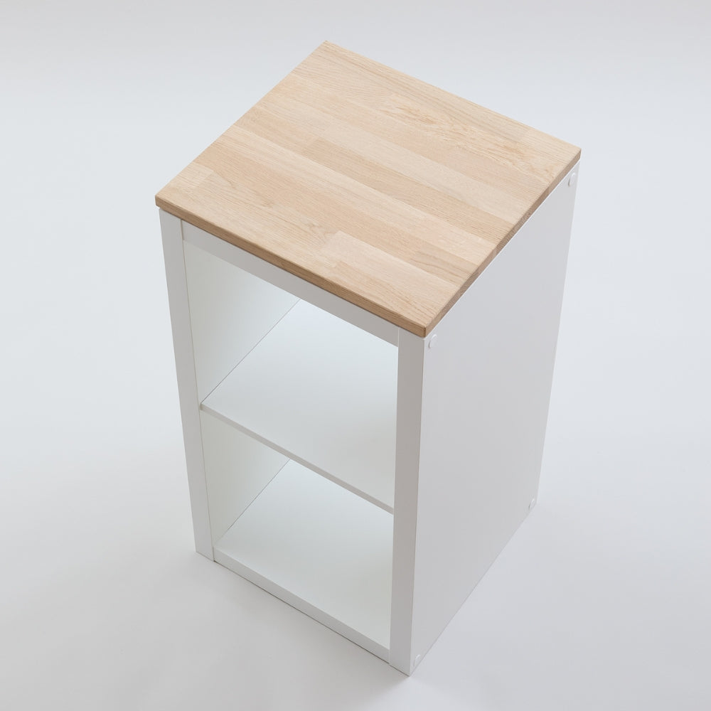 Massiv gearbeitete Holzplatte aus natürlichem Eichenholz auf einem 1 Fach breiten Kallax Regal von IKEA.