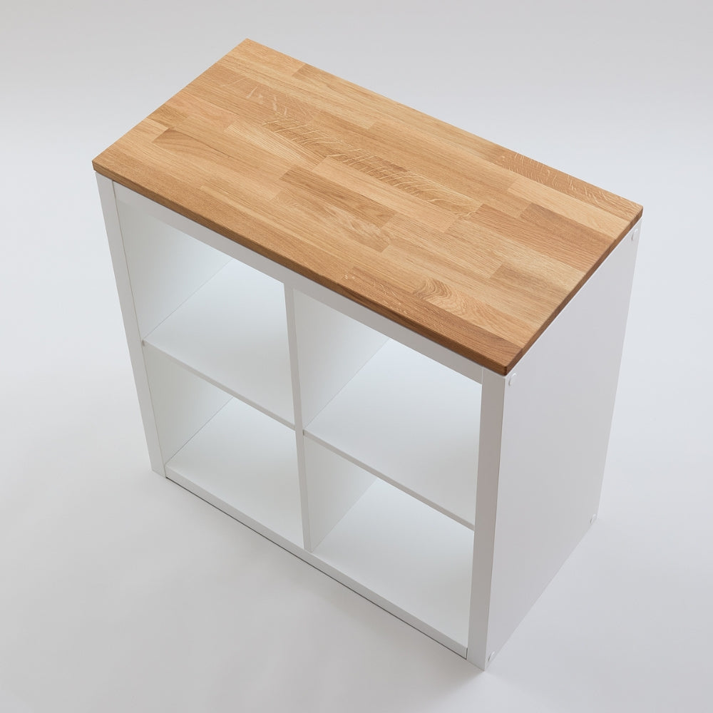 Massivholzplatte aus geölter Eiche auf einem weißen, 2 Fach breiten Kallax Regal.