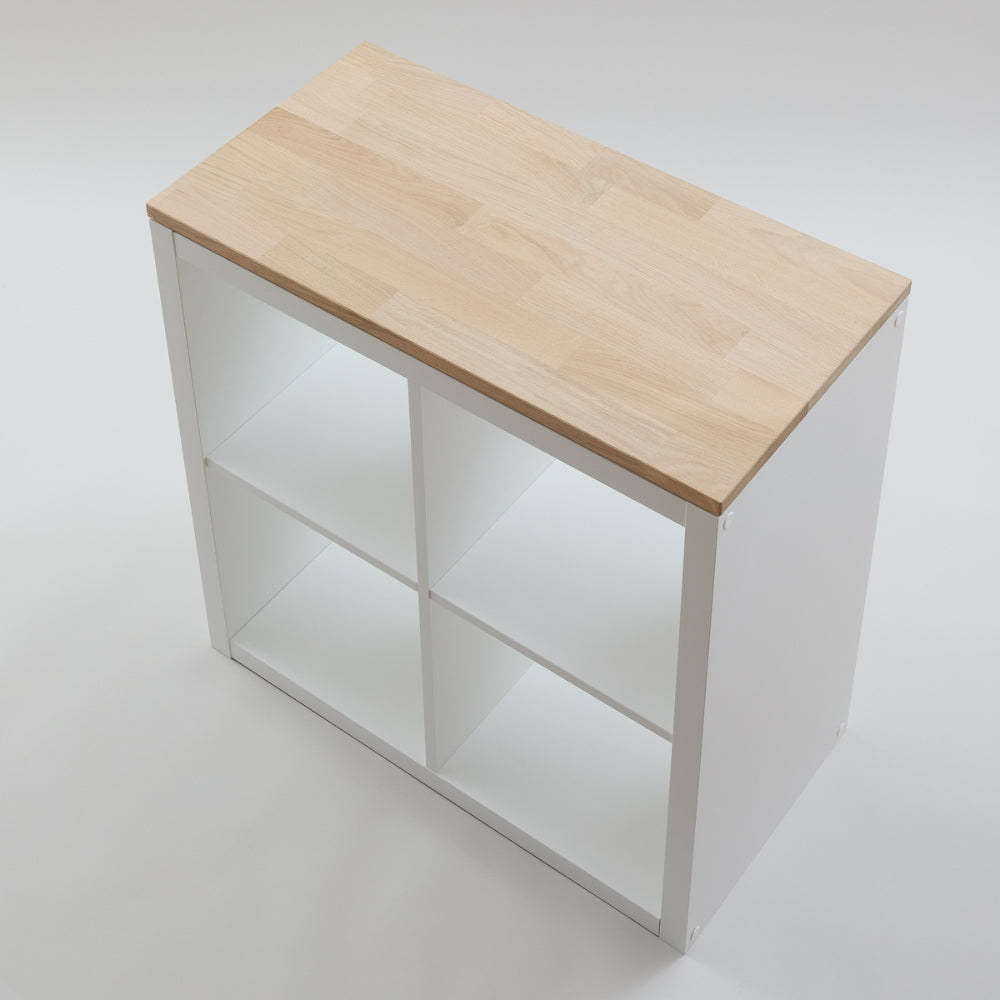 Massivholzplatte aus Eiche natur auf einem 2 Fach breiten Kallax Regal von IKEA.