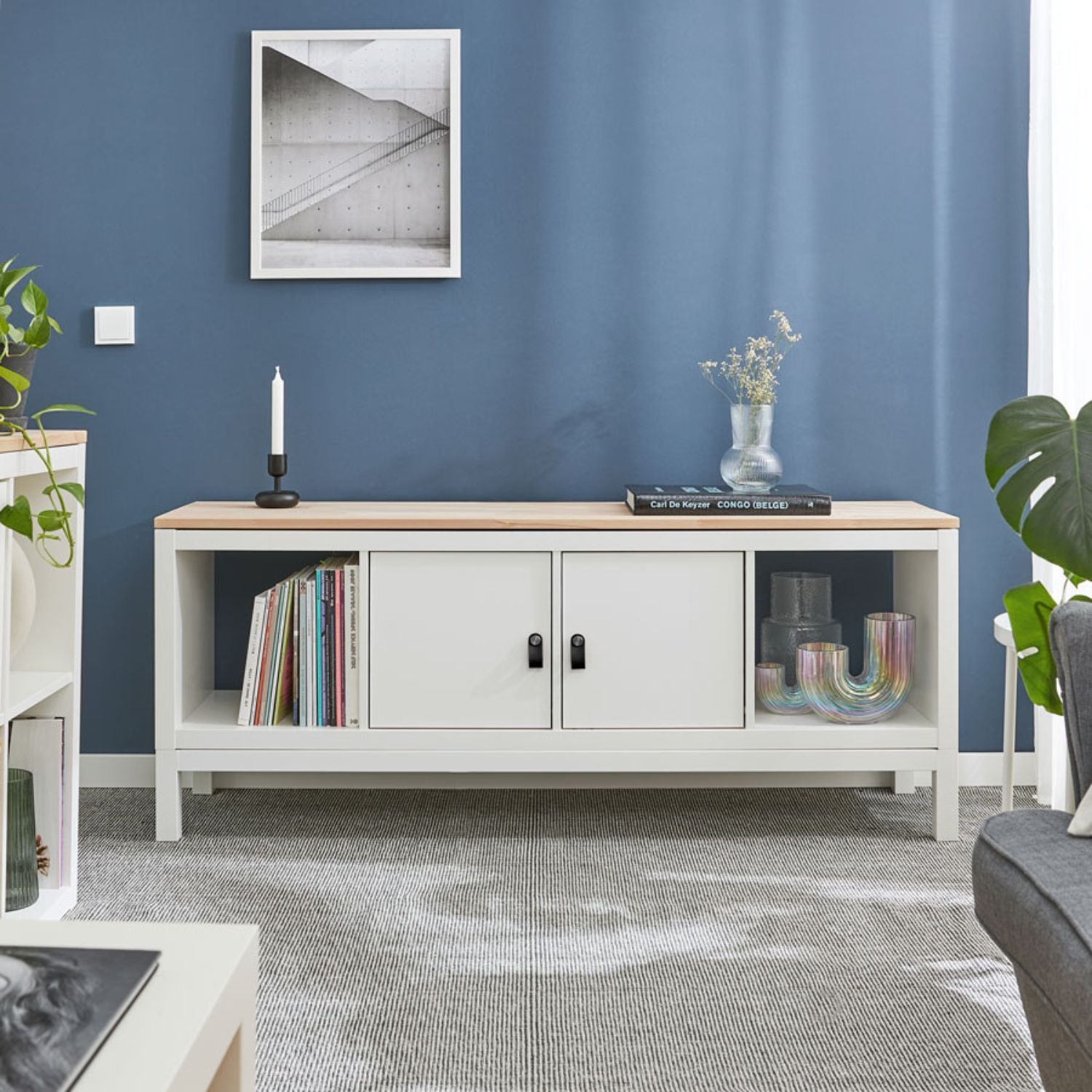 IKEA Kallax Regal mit Kallax Türen und Vollholzplatte.
