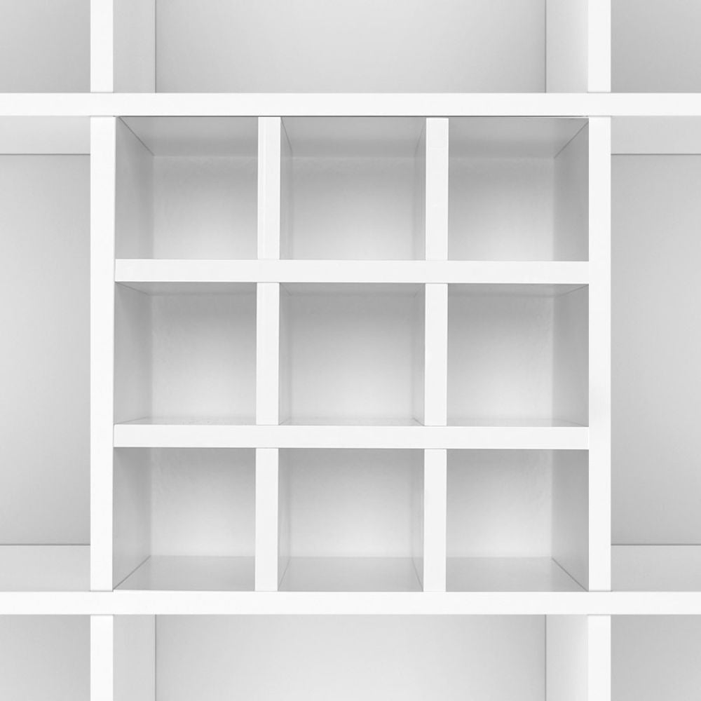 Ansicht eines weißen Ikea Kallax Fachs mit einem passgenauen Regaleinsatz, der das Fach in 9 kleine Fächer teilt.