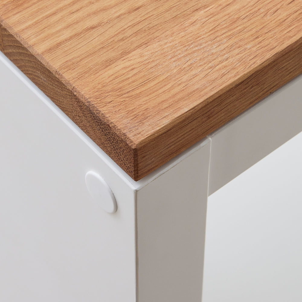 Nahaufnahme einer Massivholzplatte aus geöltem Eichenholz für das IKEA Kallax Regal.