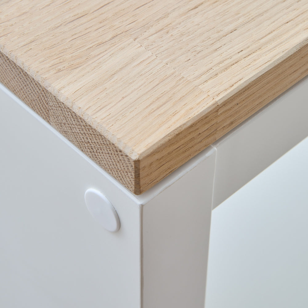 Nahaufnahme einer Massivholzplatte aus naturbelassenem Eichenholz für das IKEA Kallax Regal.