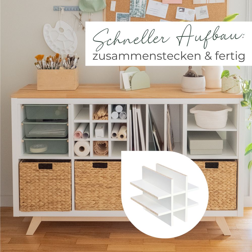 4x2 Kallax Regal im Wohnbereich mit zahlreichen Kallax Einsätzen für bessere Ordnung, einer Holzplatte und einem Untergestell. Der Fokus liegt auf dem Flascheneinsatz, der das Fach in 9 kleinere Einheiten teilt. Ein Text beschreibt, dass der Aufbau einfach ist und die Teile nur zusammengesteckt werden müssen.