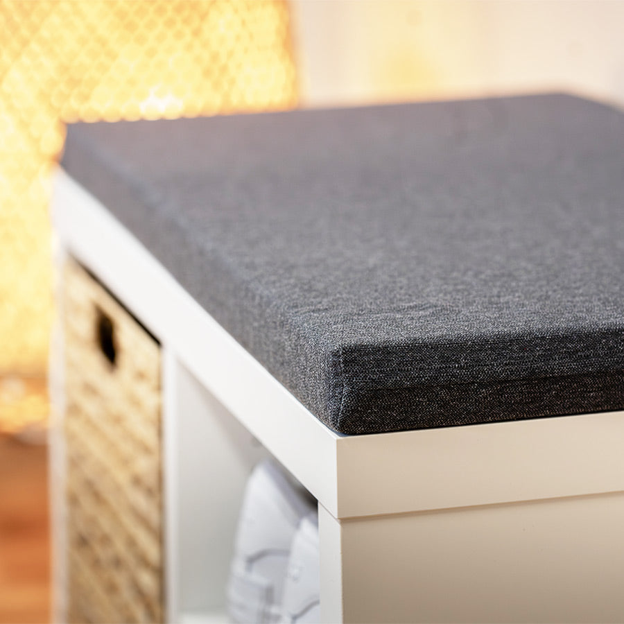 Detailansicht von einem Sitzpolster in Anthrazit aus Baumwolle für ein IKEA Kallax Regal.