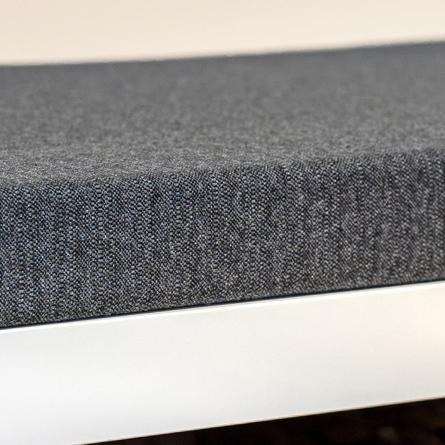 Detailansicht von einer Sitzauflage in Anthrazit aus Baumwolle für ein IKEA Kallax Regal