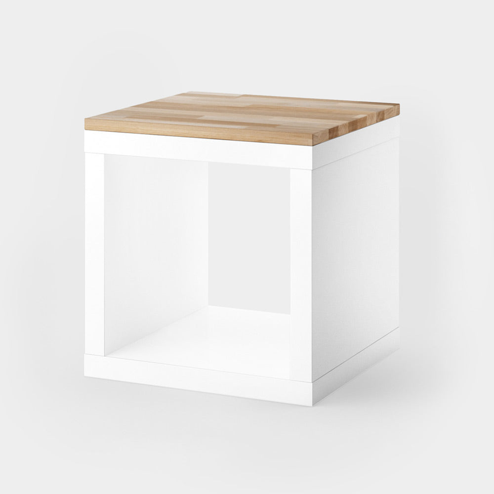 Kallax Würfel von IKEA in weiß mit einer Massivholzplatte.