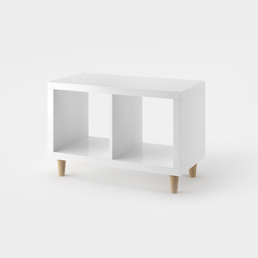 Kleines Sideboard mit konisch geformten Möbelfüßen