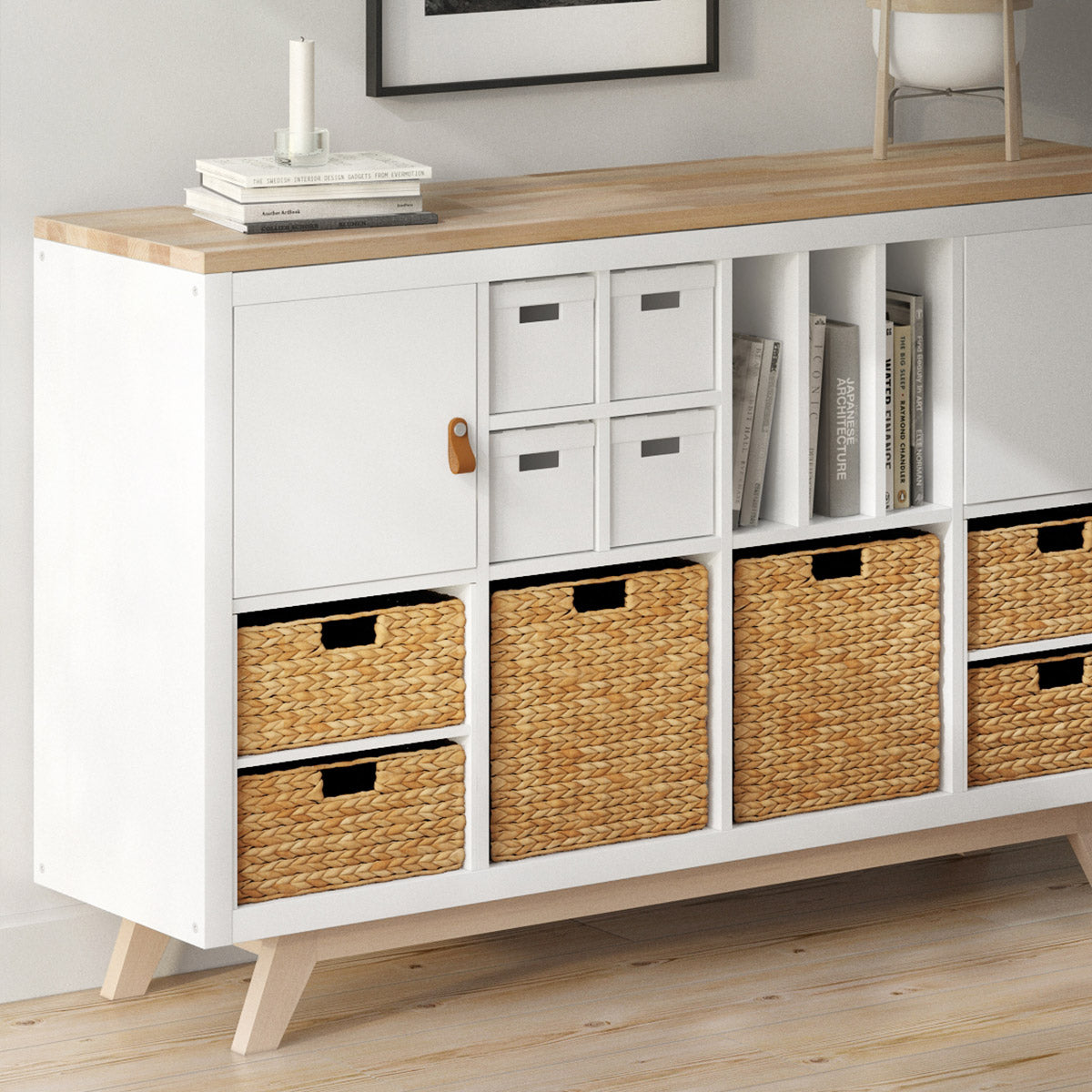 Ein Sideboard mit mehreren Regaleinsätzen.Verschiedene Regaltrenner, Türen, Flechtkörbe und Schubladen.