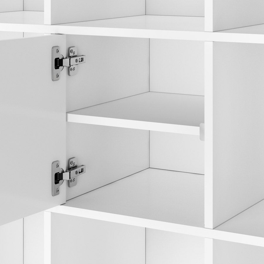 Innenansicht eines Kallax Regalfachs mit einem Regalboden. Dieses ist mit einer Tür verschließbar. Innen ist Platz für private Unterlagen oder wertvolle Gegenstände.