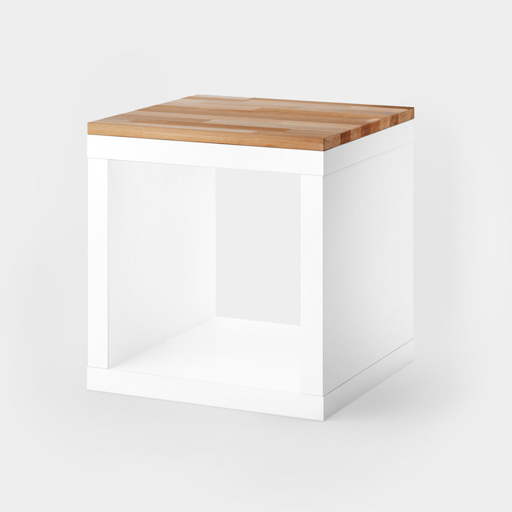 Weißer Kallax Würfel mit passgenauer Vollholzplatte.