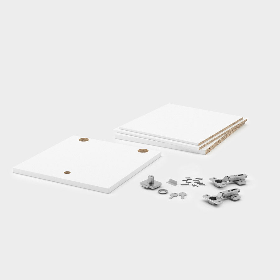 Lieferumfang einer Tür für das IKEA Kallax Regal: Einsatz, Fachboden, Tür, Zylinderschloss, 2 Schlüssel und Schrauben.