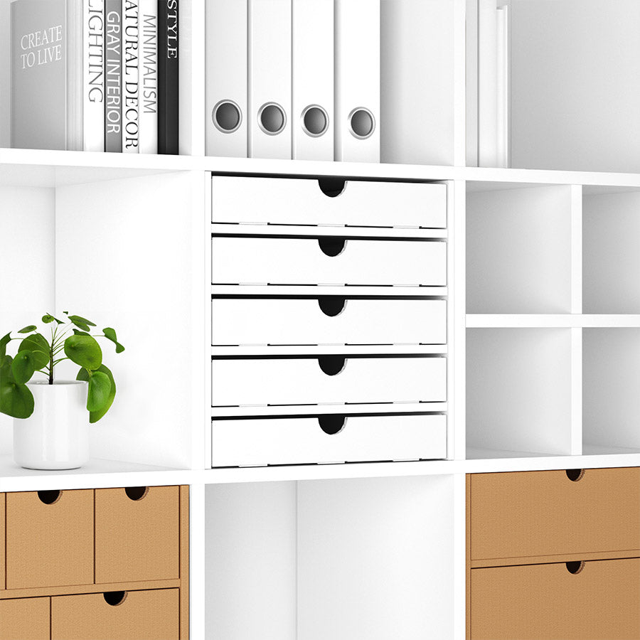 Schrägansicht des Regaleinsatzes fürs Kallax Regal mit 5 weißen Pappboxen als Schubladen